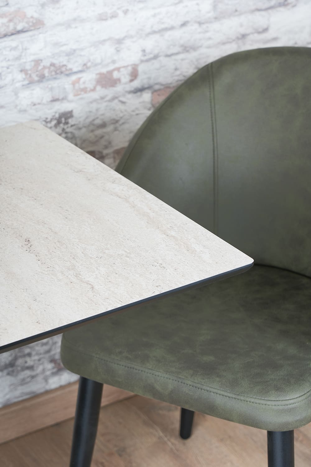 Lot 2 chaises Patya + 1 table Carvel travertin