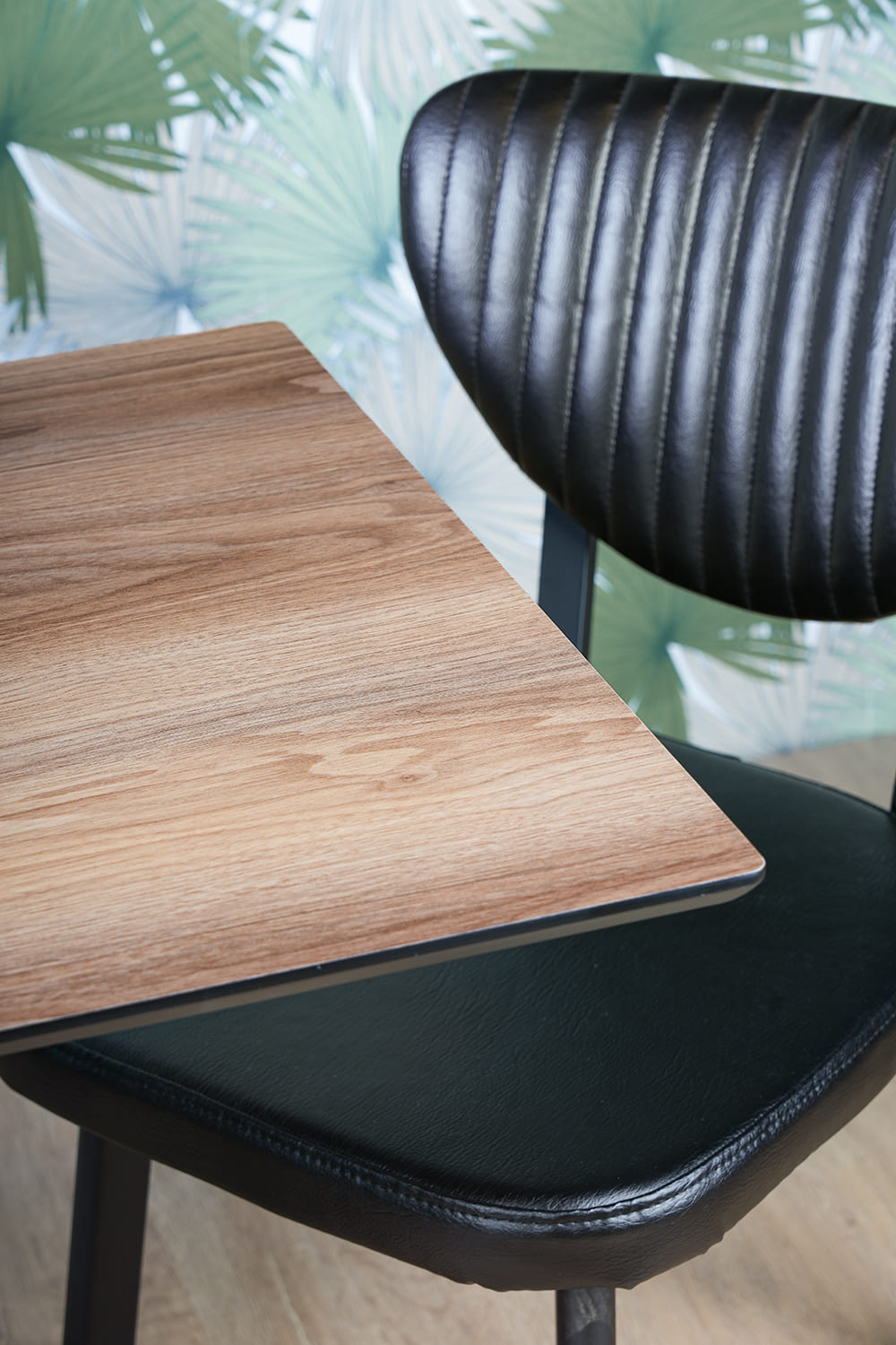 Lot 2 chaises Dune + 1 table Carvel Hazar