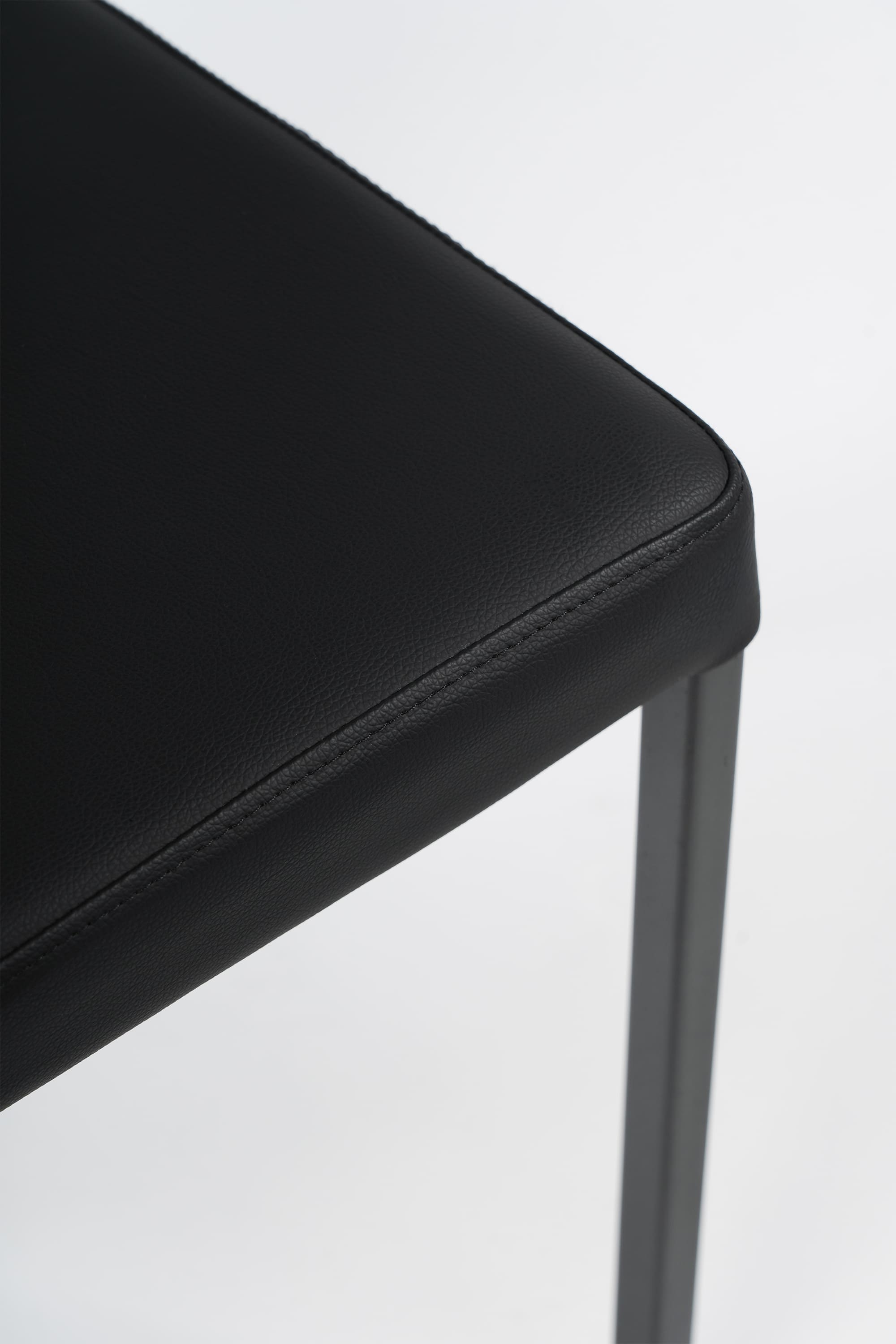 GAYE - Chaise en similicuir