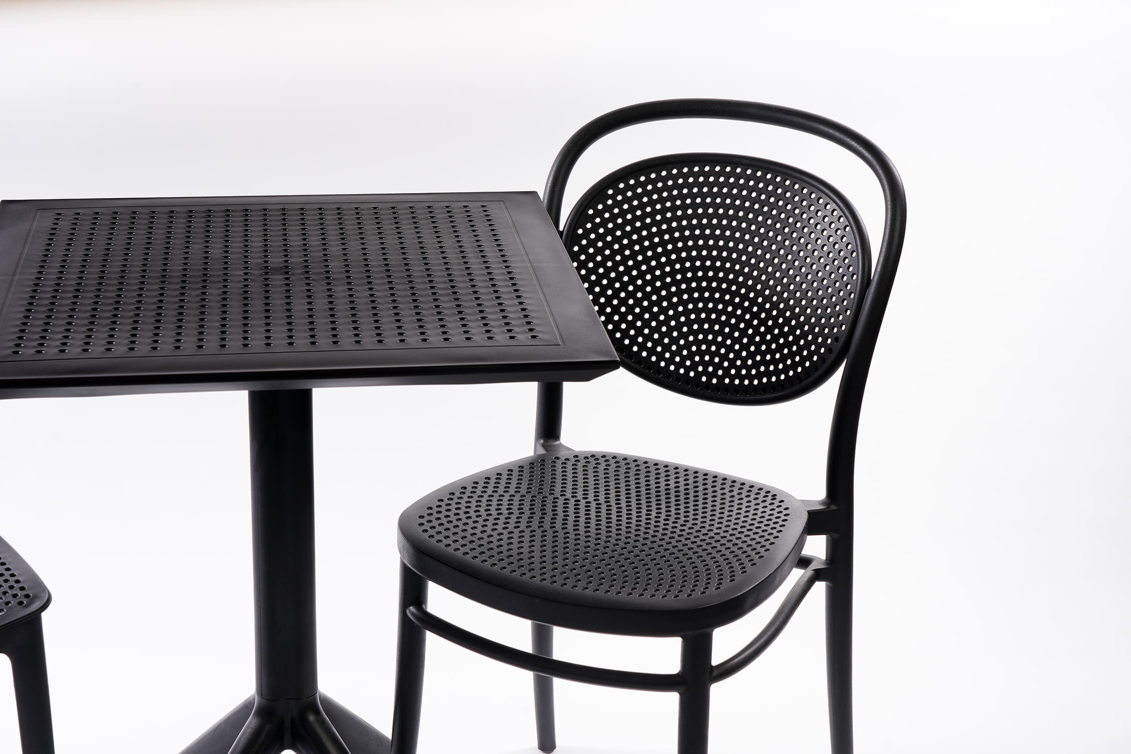 Lot 2 chaises Lucy/Marcel + 1 table Sky