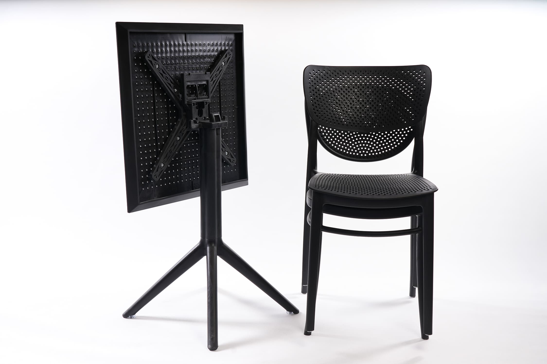 Lot 2 chaises Lucy/Marcel + 1 table Sky
