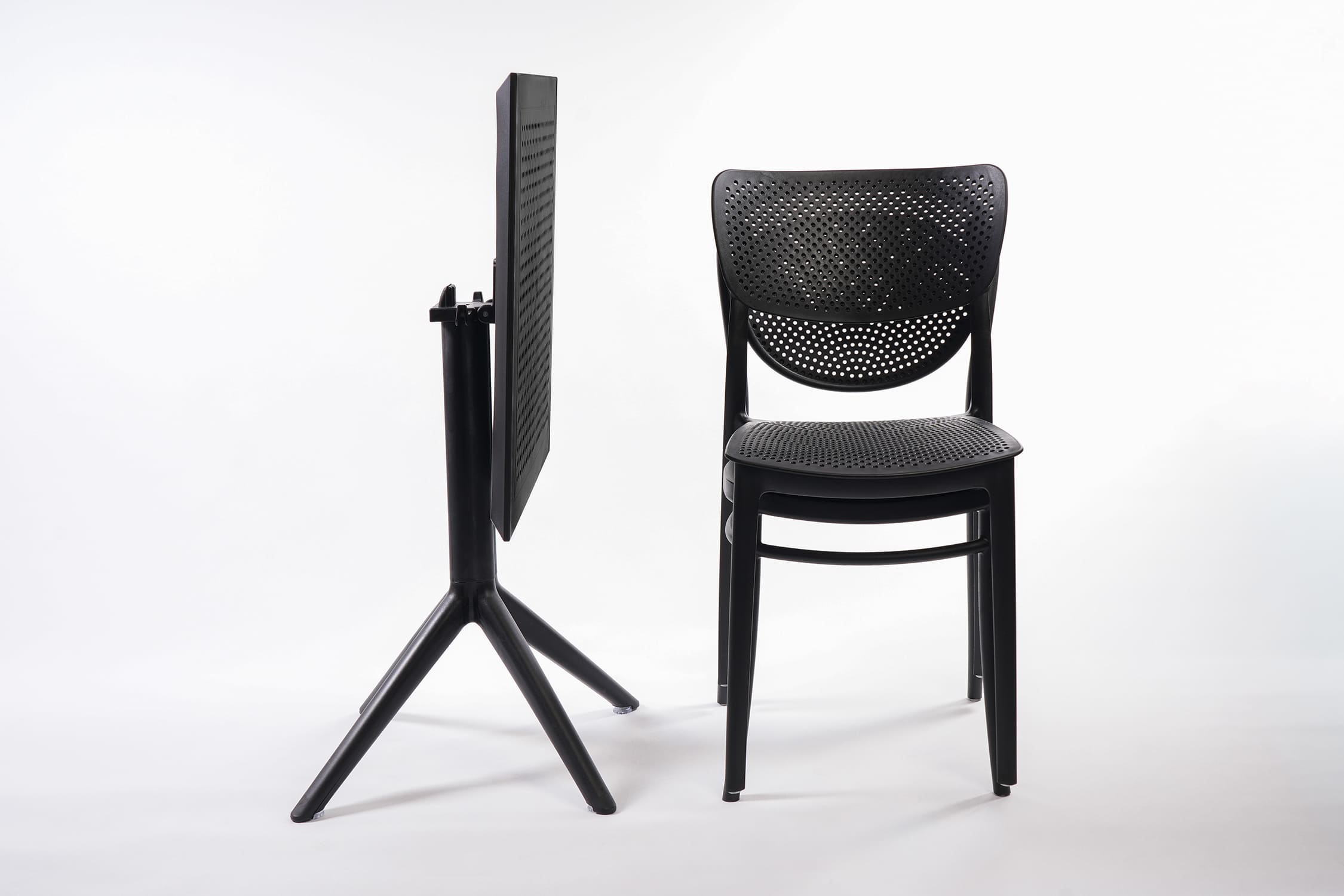 Lot 2 chaises Lucy/Marcel + 1 table Sky