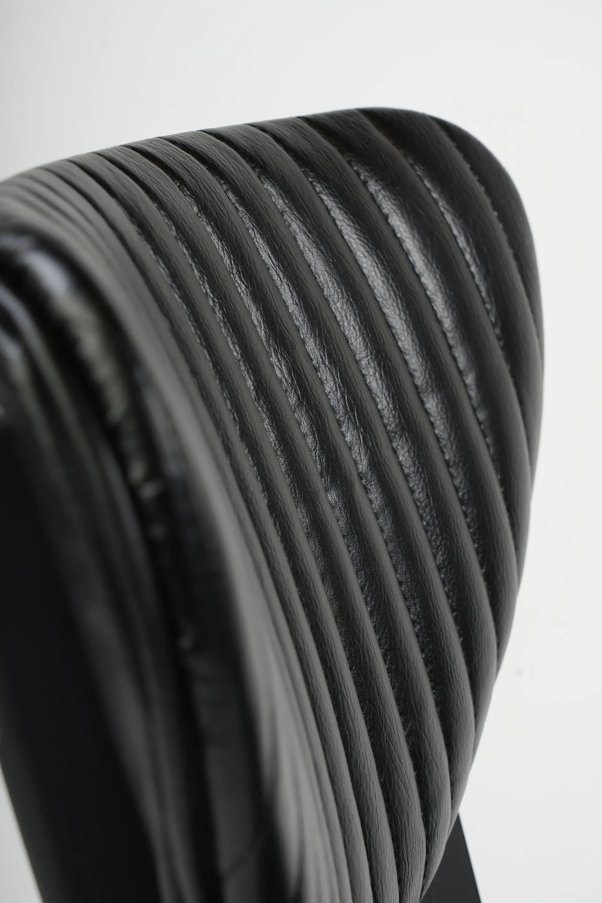 DUNE - Chaise en similicuir