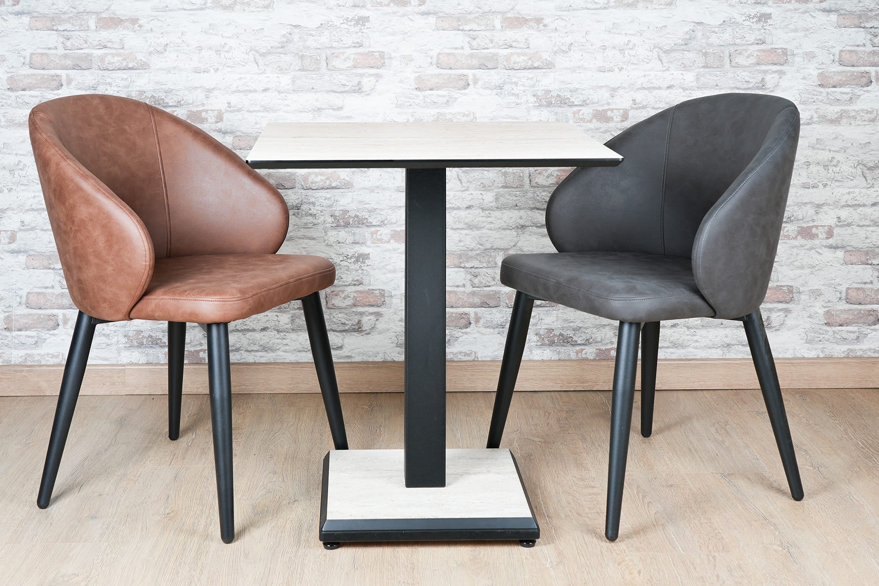 Lot 2 chaises Patya + 1 table Carvel travertin