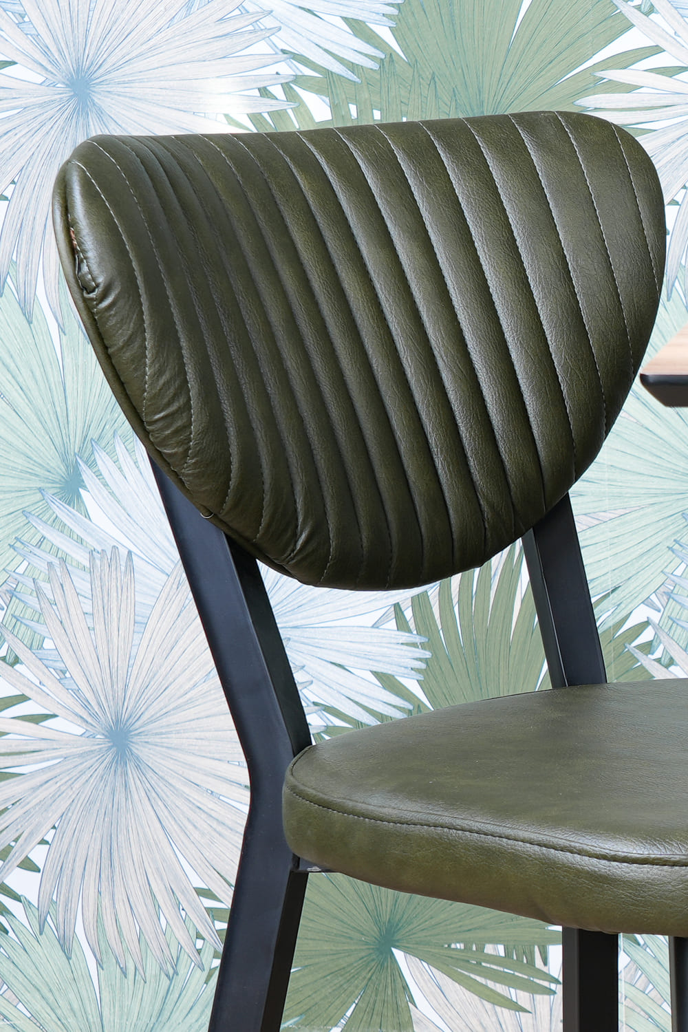 Lot 2 chaises Dune + 1 table Carvel Hazar