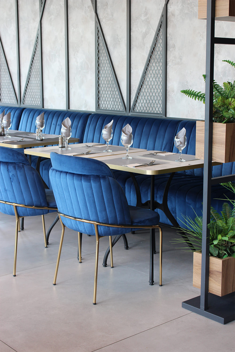 theme-interieur-restaurant-bleu-dore-chic