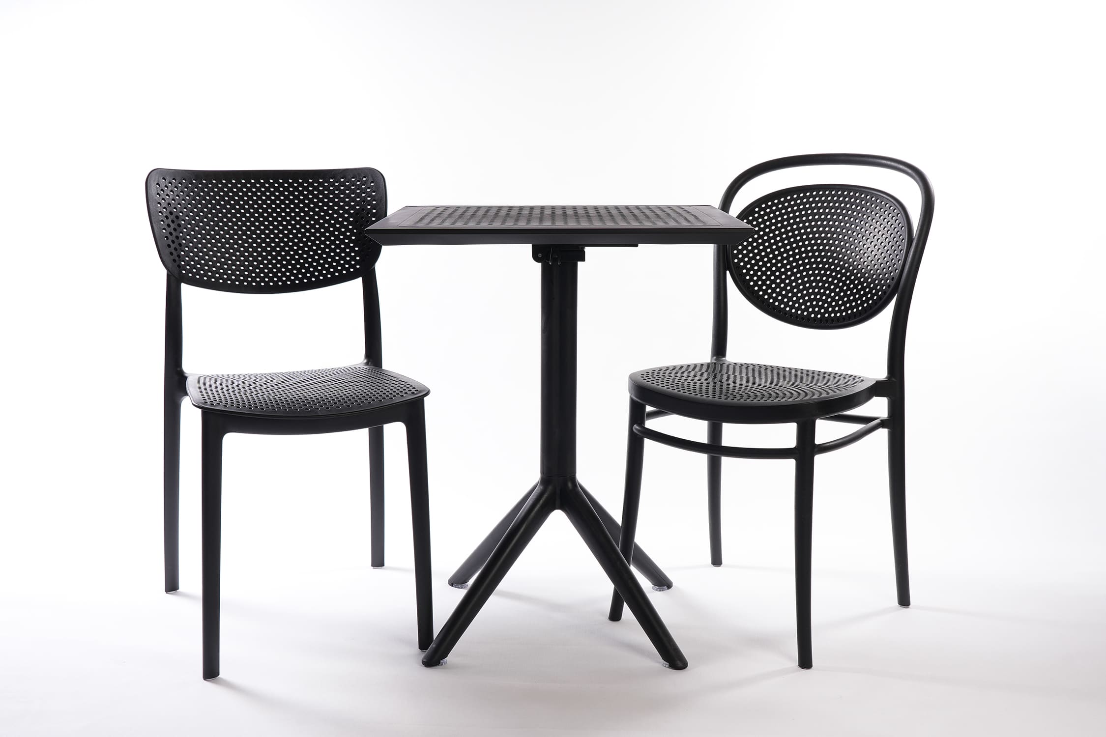 Lot 2 chaises Lucy/Marcel + 1 table Sky