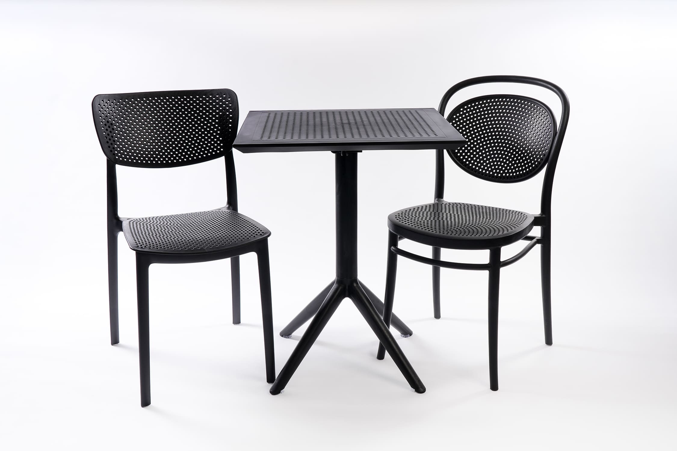 Lot 2 chaises Lucy/Marcel + 1 table Sky