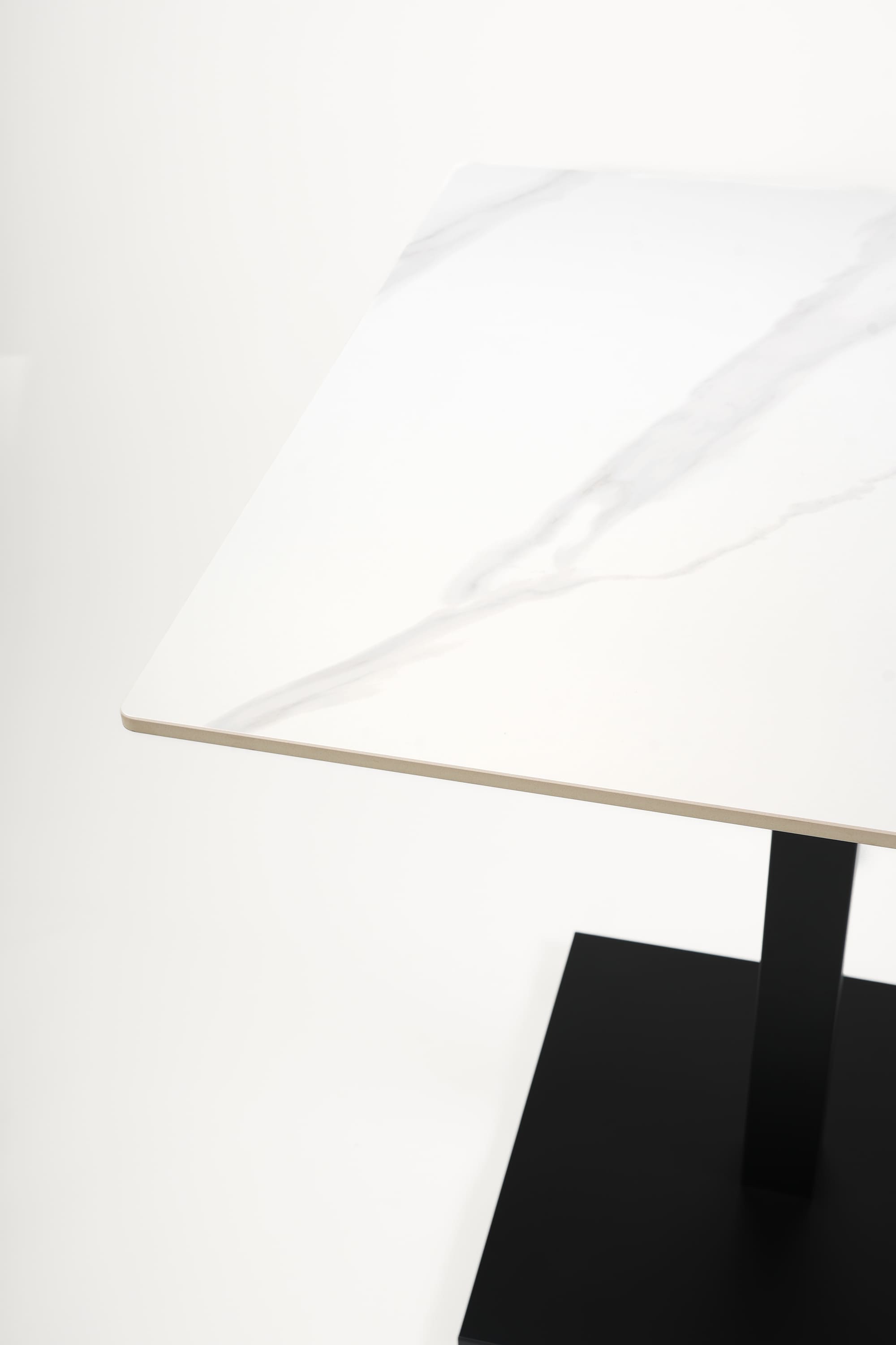 ELORA Calacatta - Table complète en céramique