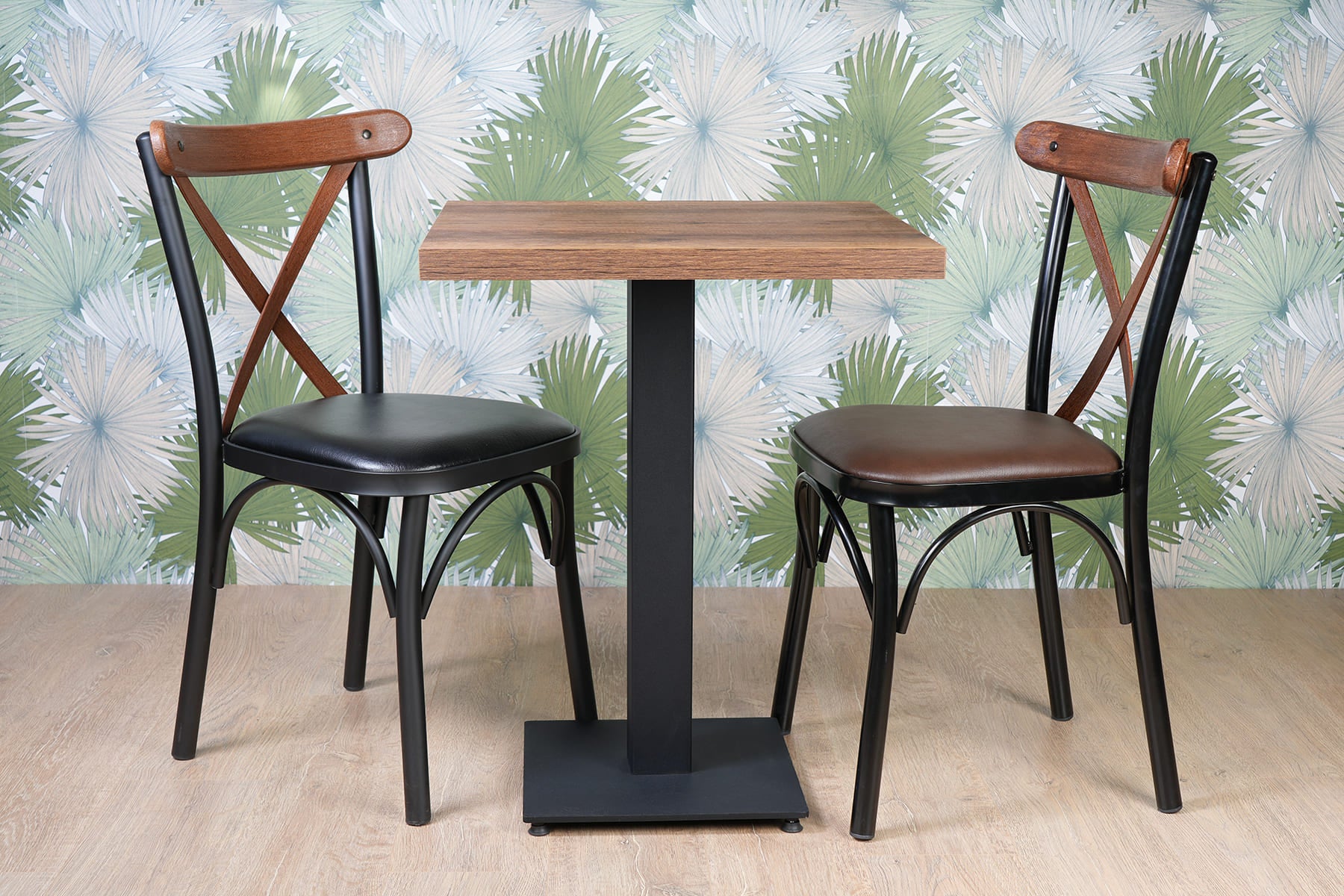 Lot 2 chaises Crossline + 1 table Barok