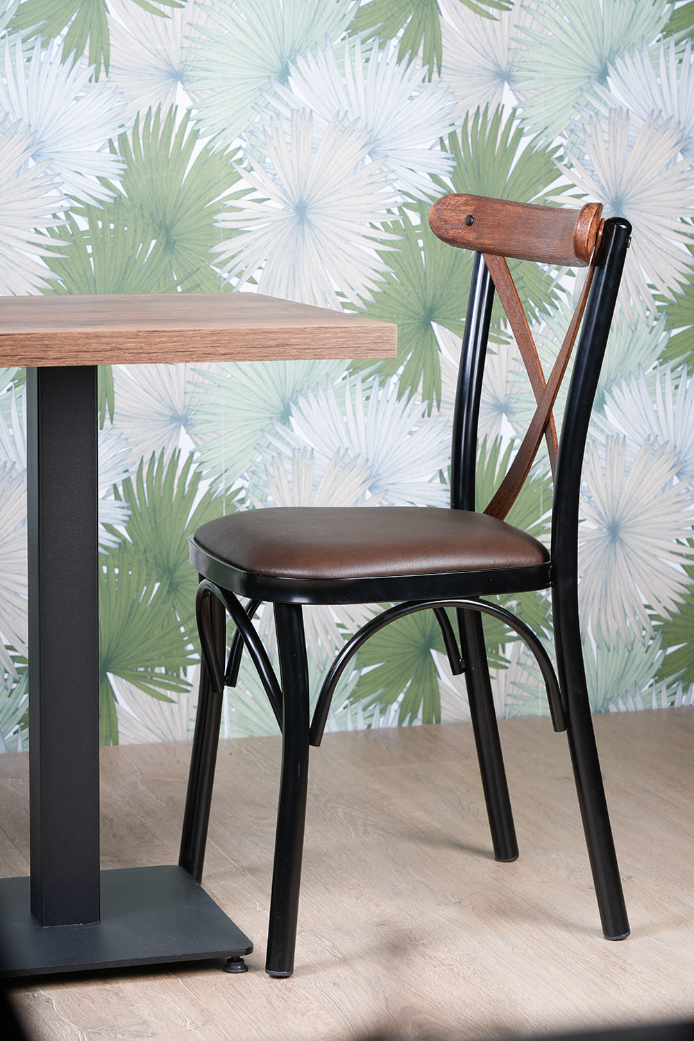 Lot 2 chaises Crossline + 1 table Barok