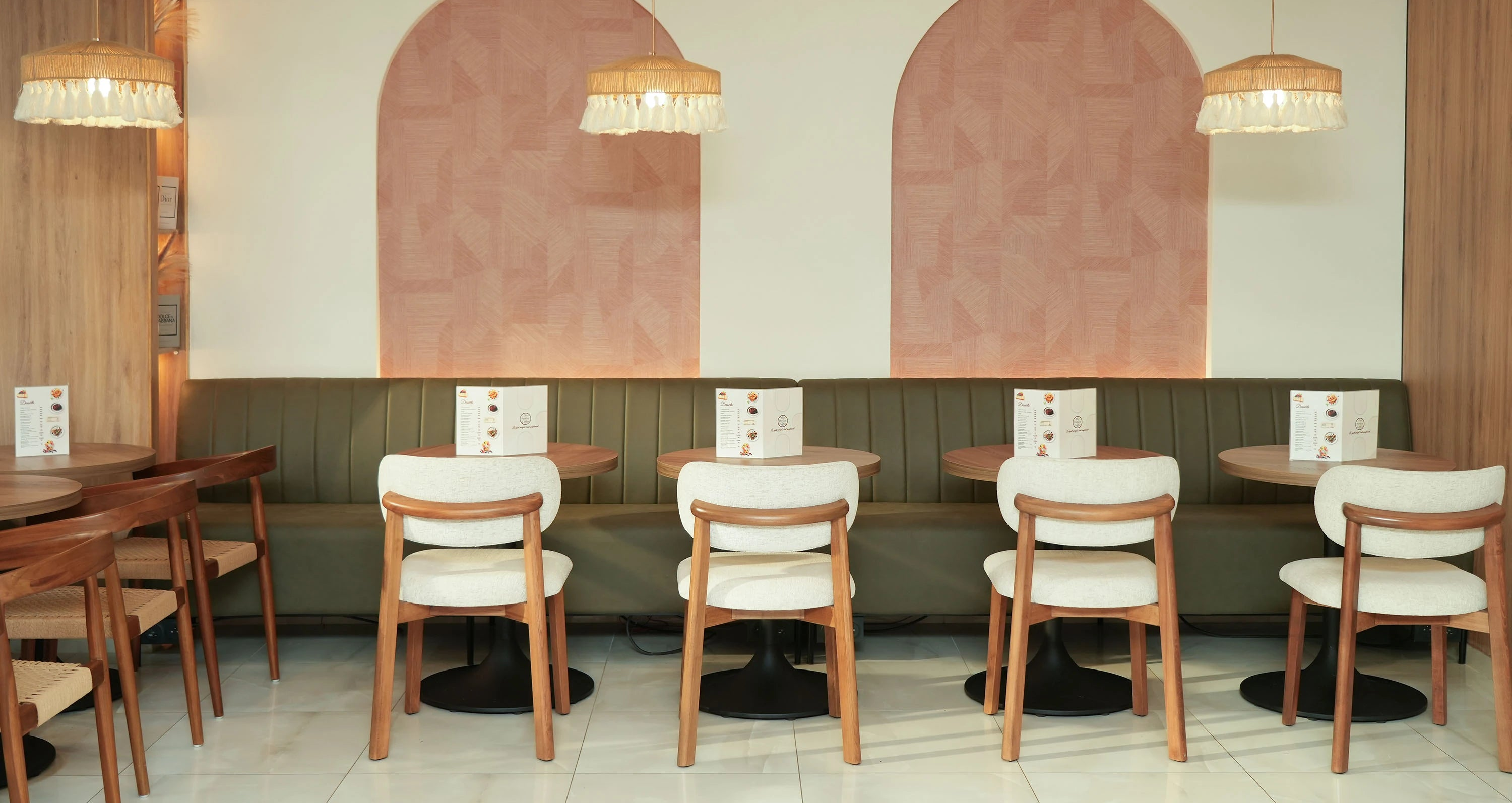 intérieur d'un café avec chaises bois et banquettes vertes